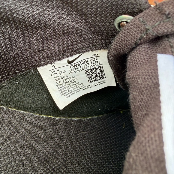 Nike Men's Black Canvas Sneakers with White Accents - Picture 6 of 6